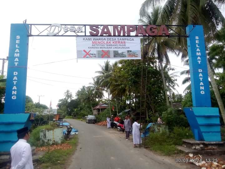 Spanduk Penolakan Tambang Pasir Di Pintu Gerbang Desa Sampaga