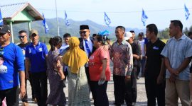 Sudirman dipeluk pendukungnya usai dilantik menjadi DPRD Majene periode 2024-2029.