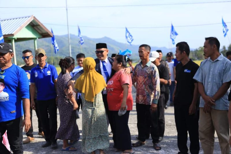 Sudirman dipeluk pendukungnya usai dilantik menjadi DPRD Majene periode 2024-2029.