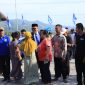 Sudirman dipeluk pendukungnya usai dilantik menjadi DPRD Majene periode 2024-2029.