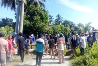 Warga Sampaga palang jalan pakai batang kelapa.(F/Net)