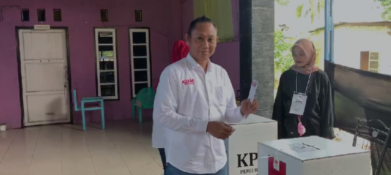Calon Bupati Mamuju Salurkan Hak Suaranya di TPS 6 Kalukku