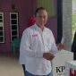 Calon Bupati Mamuju Salurkan Hak Suaranya di TPS 6 Kalukku