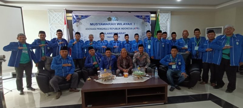 Pengurus APRI Sulbar foto bersama di acara Muswil I  Aula Asrama Haji Mamuju, Kompleks BTN Graha Nusa, Mamuju, Senin-Selasa, 30-31 Desmber 2024.