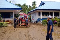 Damkar Mamuju saat membersihkan lumpur bekas banjir di SMPN 3 Bambu Mamuju 