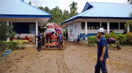 Damkar Mamuju saat membersihkan lumpur bekas banjir di SMPN 3 Bambu Mamuju 
