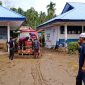 Damkar Mamuju saat membersihkan lumpur bekas banjir di SMPN 3 Bambu Mamuju 