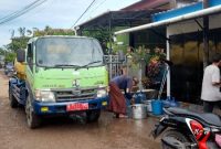 Mobil tangki PUPR salurkan air bersih ke rumah-rumah warga terdampak banjir di Lingkungan Tarambang, Mamuju, Sulawesi Barat (Sulbar), Selasa (28/1/2025)