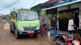 Mobil tangki PUPR salurkan air bersih ke rumah-rumah warga terdampak banjir di Lingkungan Tarambang, Mamuju, Sulawesi Barat (Sulbar), Selasa (28/1/2025)