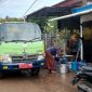 Mobil tangki PUPR salurkan air bersih ke rumah-rumah warga terdampak banjir di Lingkungan Tarambang, Mamuju, Sulawesi Barat (Sulbar), Selasa (28/1/2025)