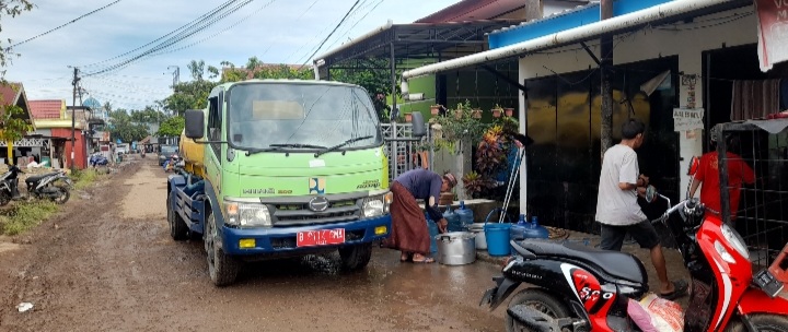 Mobil tangki PUPR salurkan air bersih ke rumah-rumah warga terdampak banjir di Lingkungan Tarambang, Mamuju, Sulawesi Barat (Sulbar), Selasa (28/1/2025)