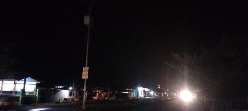 Lampu Jalan di Jl Lingkar Bandara Tampa Padang Mamuju, ingkungan Sampoang, Kelurahan Sinyonyoi, Kecamatan Kalukku, Kabupaten Mamuju, Sulawesi Barat (Sulbar) mengeluhkan kondisi lampu jalan yang mati di sepanjang Jl Lingkar Bandara Tampa Padang.