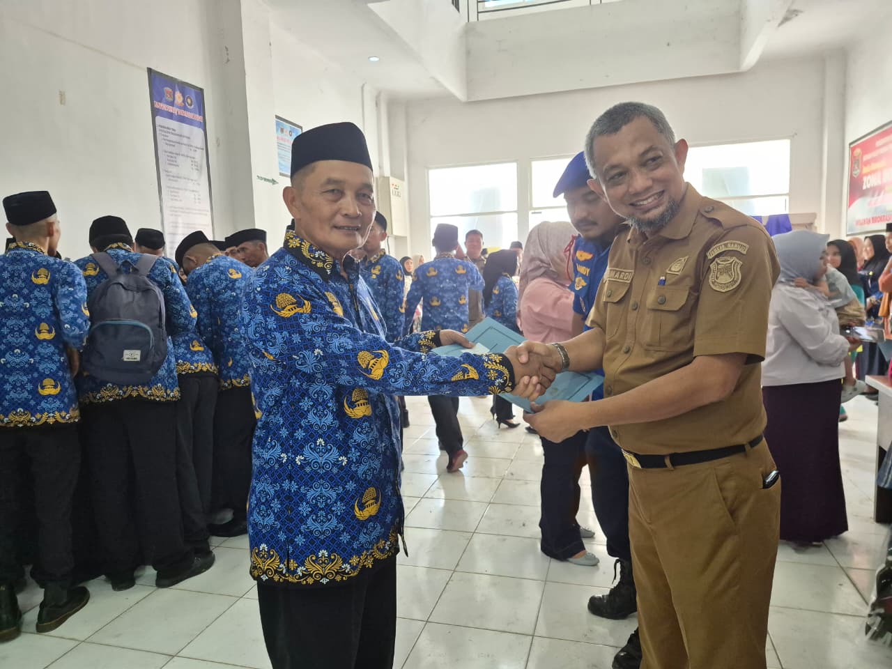 Kasat Satpol PP dan Damkar kabupaten Mamuju, bapak Jumriadi memberikan SK kepada PPPK Paruh waktu yang baru di lantik