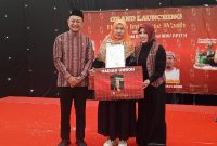 Andi Hamdiah S.H, M.HUM dan Bapak Wakil Bupati Mamuju, Yuki Permana ST, saat memberikan hadiah umroh gratis bagi pemenang di acara Haiyu Inlimate Wash