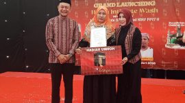 Andi Hamdiah S.H, M.HUM dan Bapak Wakil Bupati Mamuju, Yuki Permana ST, saat memberikan hadiah umroh gratis bagi pemenang di acara Haiyu Inlimate Wash