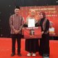 Andi Hamdiah S.H, M.HUM dan Bapak Wakil Bupati Mamuju, Yuki Permana ST, saat memberikan hadiah umroh gratis bagi pemenang di acara Haiyu Inlimate Wash