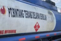 Mobil PT BINTANG TERANG DELAPAN SEMBILAN saat di amankan pihak kepolisian, dengan Nomor Polisi DN 1308 RK berkapasitas 8.000 (delapan ribu) liter milik Saudara H. Anto.