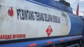 Mobil PT BINTANG TERANG DELAPAN SEMBILAN saat di amankan pihak kepolisian, dengan Nomor Polisi DN 1308 RK berkapasitas 8.000 (delapan ribu) liter milik Saudara H. Anto.