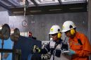 Petugas PLN melakukan pekerjaan pemeliharaan infrastruktur ketenagalistrikan sebagai bagian dari upaya mempercepat pemulihan dan menjaga keandalan sistem kelistrikan Sulawesi Bagian Selatan (Sulbagsel).