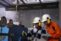 Petugas PLN melakukan pekerjaan pemeliharaan infrastruktur ketenagalistrikan sebagai bagian dari upaya mempercepat pemulihan dan menjaga keandalan sistem kelistrikan Sulawesi Bagian Selatan (Sulbagsel).