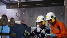 Petugas PLN melakukan pekerjaan pemeliharaan infrastruktur ketenagalistrikan sebagai bagian dari upaya mempercepat pemulihan dan menjaga keandalan sistem kelistrikan Sulawesi Bagian Selatan (Sulbagsel).