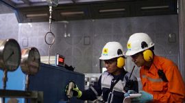Petugas PLN melakukan pekerjaan pemeliharaan infrastruktur ketenagalistrikan sebagai bagian dari upaya mempercepat pemulihan dan menjaga keandalan sistem kelistrikan Sulawesi Bagian Selatan (Sulbagsel).