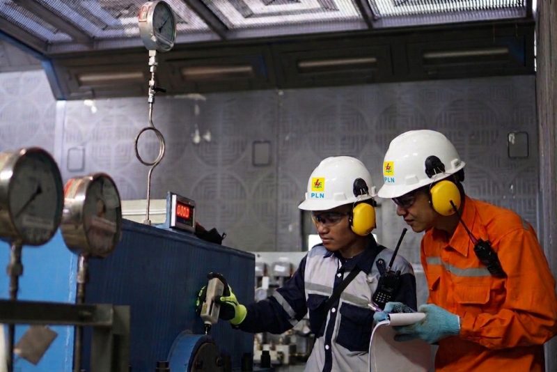 Petugas PLN melakukan pekerjaan pemeliharaan infrastruktur ketenagalistrikan sebagai bagian dari upaya mempercepat pemulihan dan menjaga keandalan sistem kelistrikan Sulawesi Bagian Selatan (Sulbagsel).